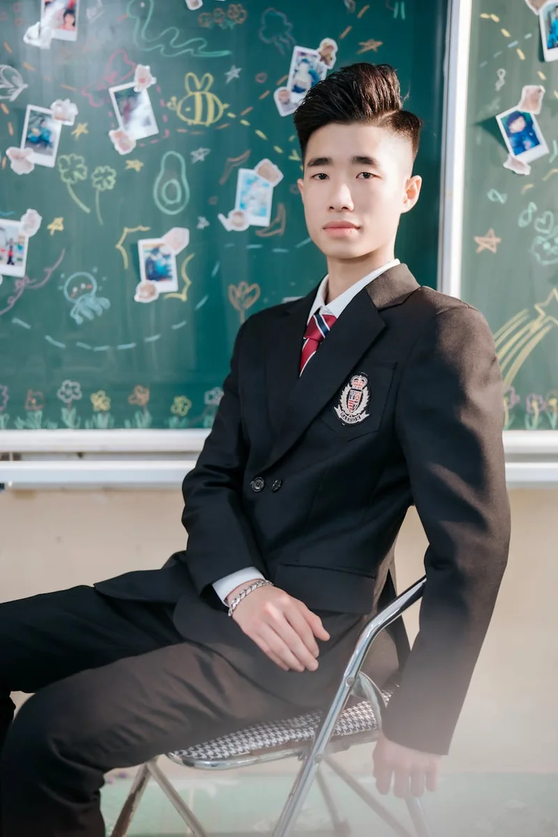 制造与工业企业宣传片拍摄现场，镜头对准生产线与设备作业
