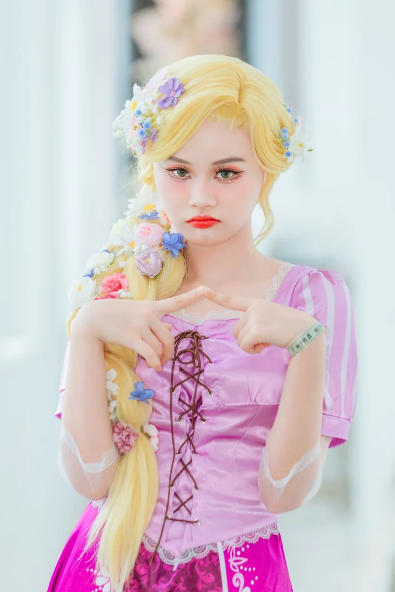 消费品产品视频拍摄现场，棚拍布光下展示产品外观与细节